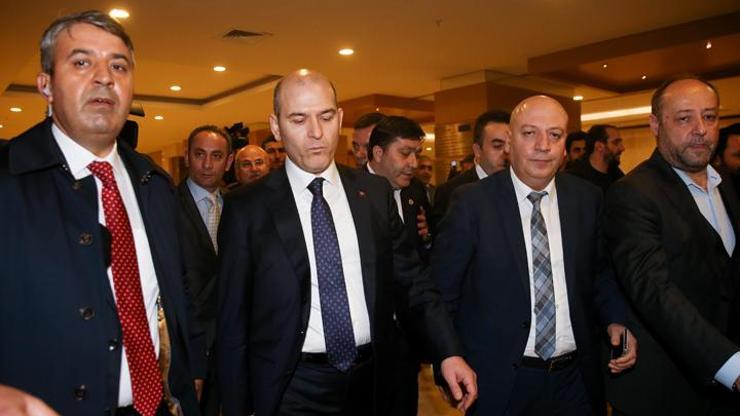 Protesto edilen bakan Soylu salonu terketti