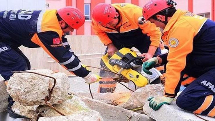 Siirtte iki katlı ev çöktü: 3 ölü, 2 yaralı