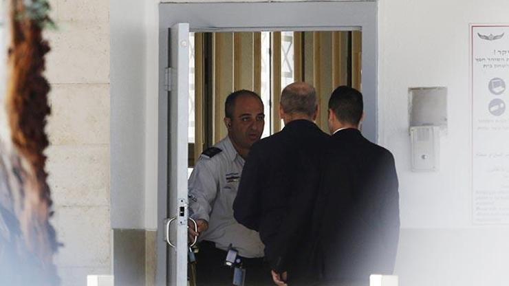 Eski İsrail Başbakanı Ehud Olmert cezaevine girdi