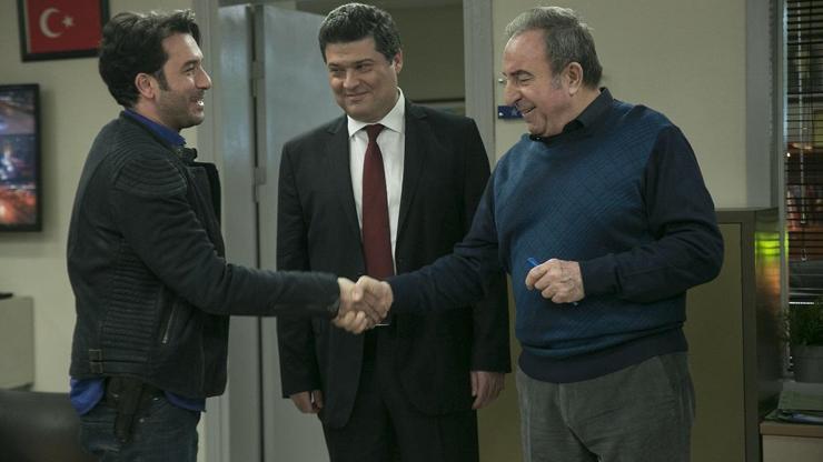 Arka Sokaklar 389. yeni bölümde ekipe yeni isim katılıyor - Canlı izle