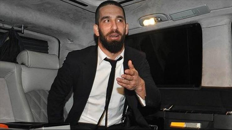 Arda Turan denemeden aldığı kıyafetlerini dağıttı