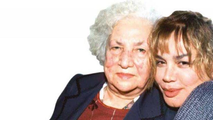Sezen Aksunun annesi hayatını kaybetti