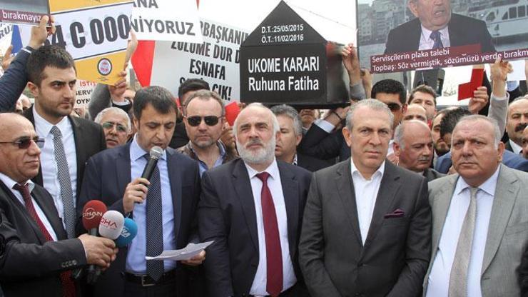 Servisçilerden siyah tabutlu eylem