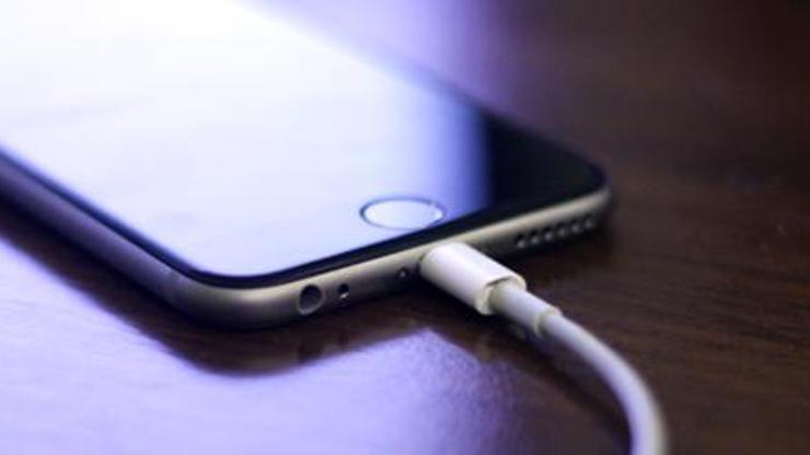 iPhone için hızlı şarj hangi adaptörle oluyor