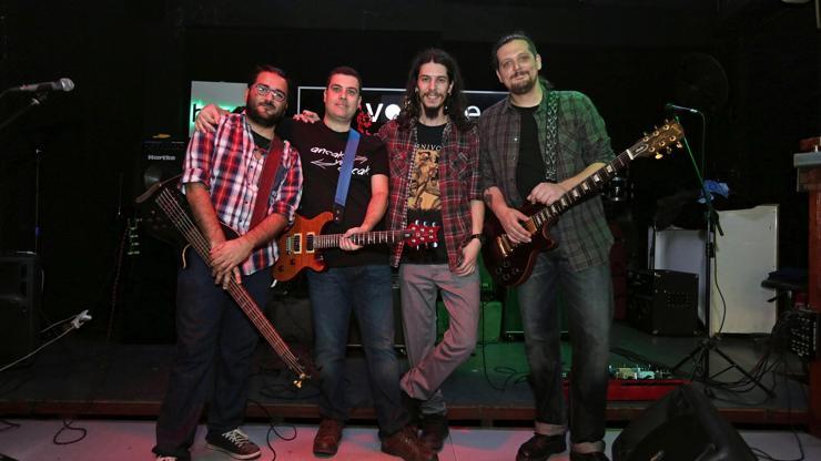Rockçı Profesör, gündüz derste gece sahnede