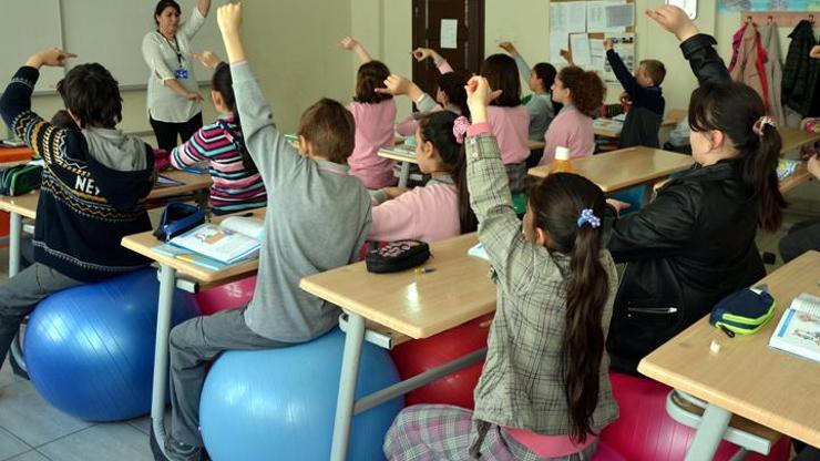 Sıra yerine pilates topuna oturarak eğitim görüyorlar