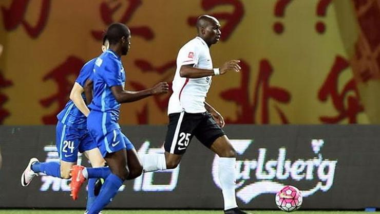 Bir puanı Mbia kurtardı