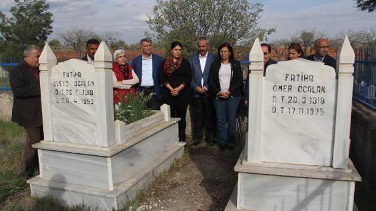 HDP milletvekilleri, Öcalanın anne ve babasının mezarını ziyaret etti