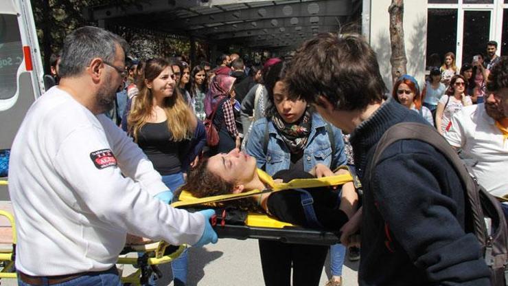 Anadolu Üniversitesinde afiş asmak isteyen öğrencilere müdahale