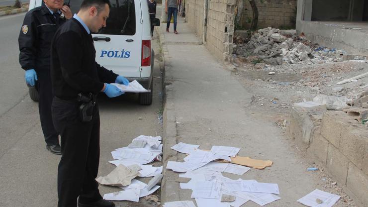 Adıyamanda yüzlerce kişinin kimlik bilgileri kaldırımda bulundu