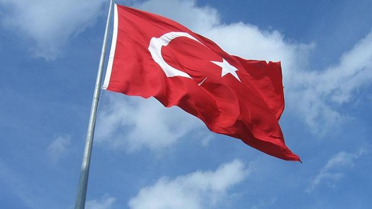 Bölük komutanıyla komiserin bayrak dikme kavgası