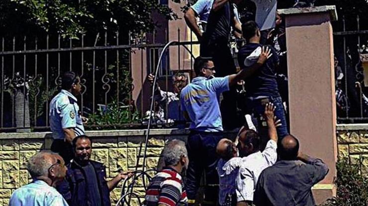 33 yaşındaki adamın eline demir parmaklık saplandı