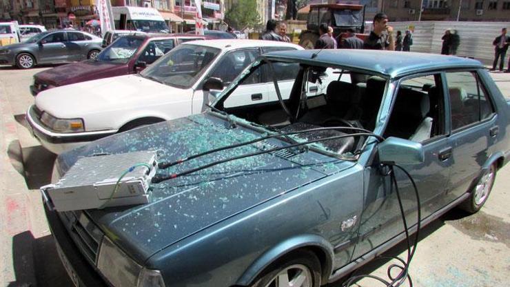 Baz istasyonundan kopan parça park halindeki otomobilin üzerine düştü