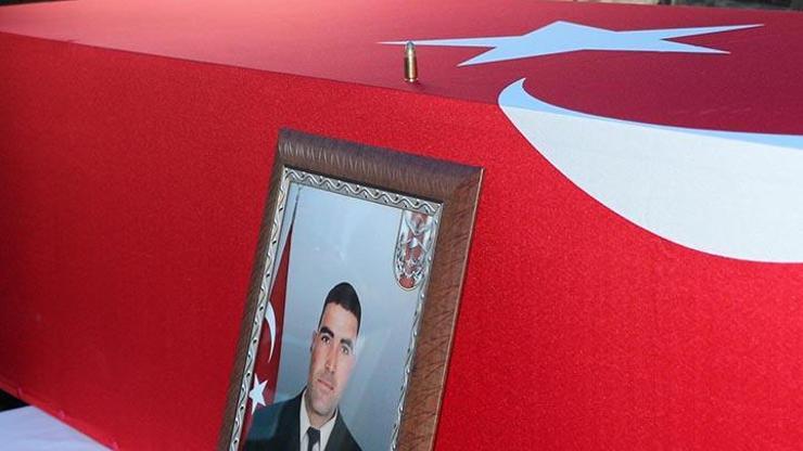 Amcası şehidin tabutunun üstüne mermi koydu