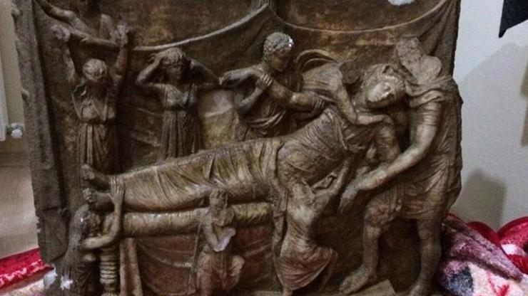 İstanbulda balina derisine işlenmiş 600 yıllık Tevrat ele geçirildi