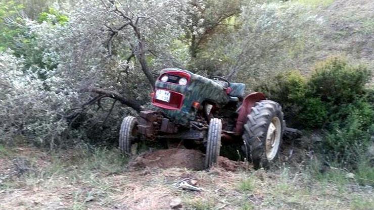 Babasıyla bindiği traktör devrildi öldü