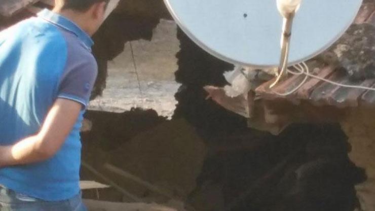 Dağdan kopan kaya parçası evin üzerine düştü
