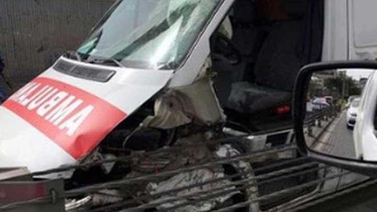 Ambulans bariyerlere girdi