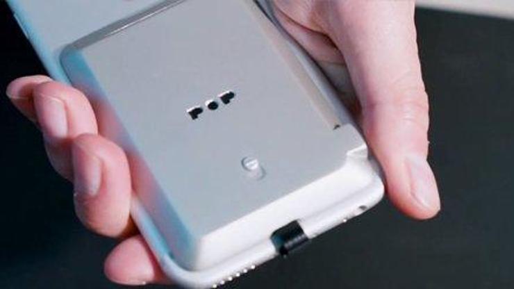 Telefona yapıştırılan güç kaynağı