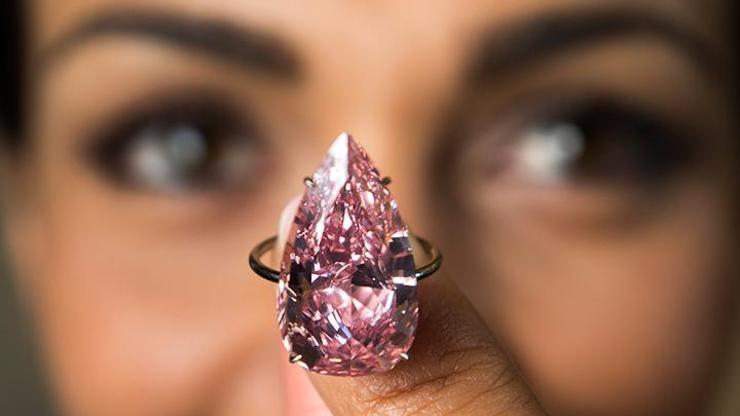 Pembe elmas rekor fiyata satıldı