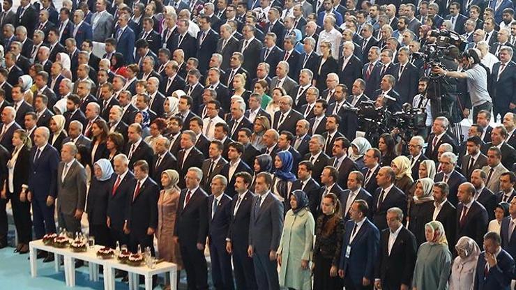 Erdoğanın konuşması okunurken neden ayağa kalktılar