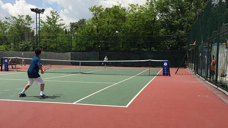 12 yaş tenis turnuvasında heyecan başladı