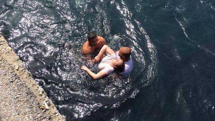 Üsküdarda denize düşen genç kızı vatandaşlar kurtardı