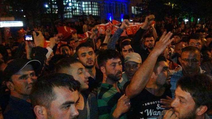 Bayrak yakma iddiası ilçeyi karıştırdı