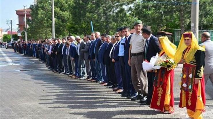 Valiye uzun uğurlama kuyruğu