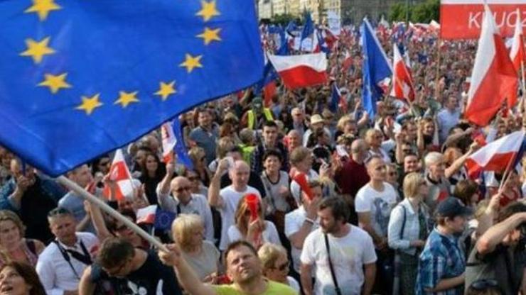 Polonyada binlerce kişi hükümeti protesto etti