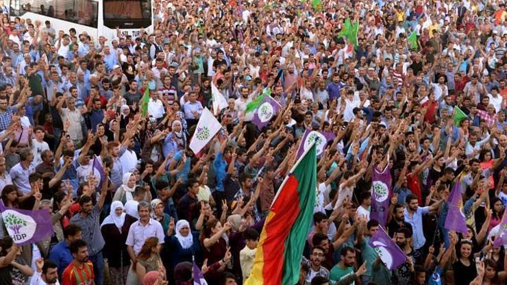 HDPnin basın açıklamasında Öcalanın posteri indirildi