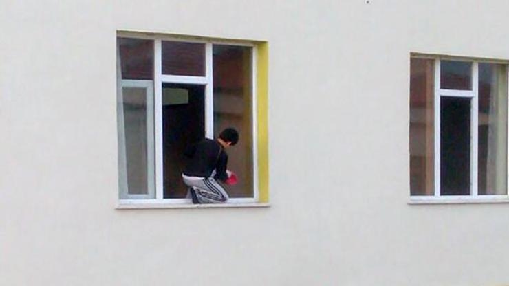 Kuran kursunun camlarını çocuğa sildirdiler