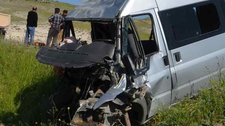Öğrenci servisi TIRla çarpıştı: 3 ölü, 7 yaralı