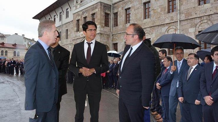 Sivasta uzun kuyrukla karşılanan vali göreve hızlı başladı