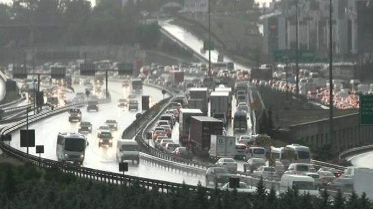 İstanbulda önce kara bulutlar sonra gökkuşağı