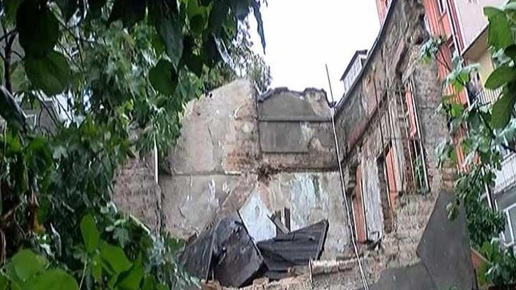 Kadıköyde tarihi binanın duvarı çay bahçesinde oturan insanların üzerine yıkıldı