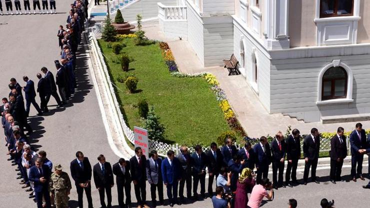 Vali Azizoğlunu karşılama kuyruğu