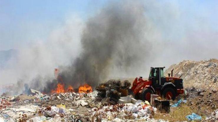 Aliağada milyonluk rüzgar güllerini tehdit eden yangın