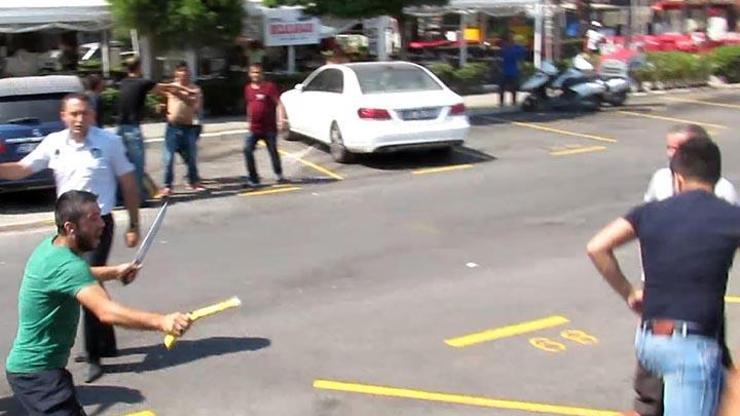 Masalarla yolu kapatan restoran çalışanları bıçakla zabıtalara saldırdı