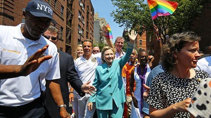 Hillary Clinton, New Yorktaki LGBT yürüyüşüne katıldı