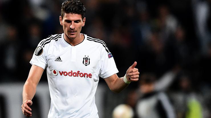 Mario Gomez masaya oturuyor