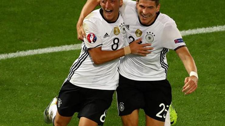 Alman politikacının Mesut Özil tweetine tepki yağdı