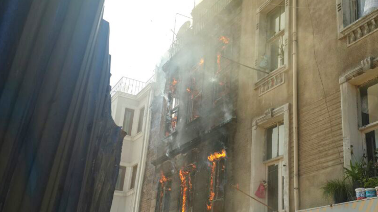 Beyoğlunda korkutan yangın