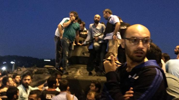 Darbeci askerleri linçten polis kurtardı