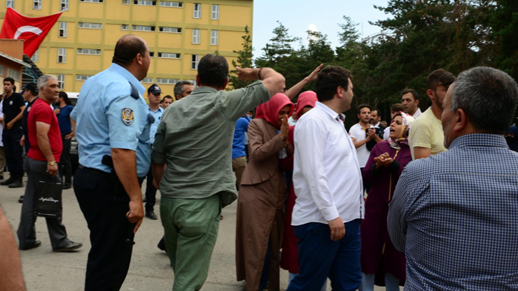 Gözaltındaki hakim ve savcılara linç girişimi
