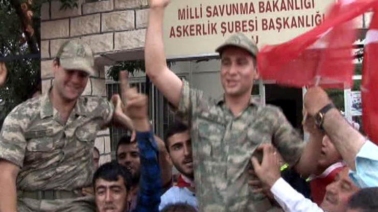 Elazığda vatandaşlar askerleri omuzlara aldı