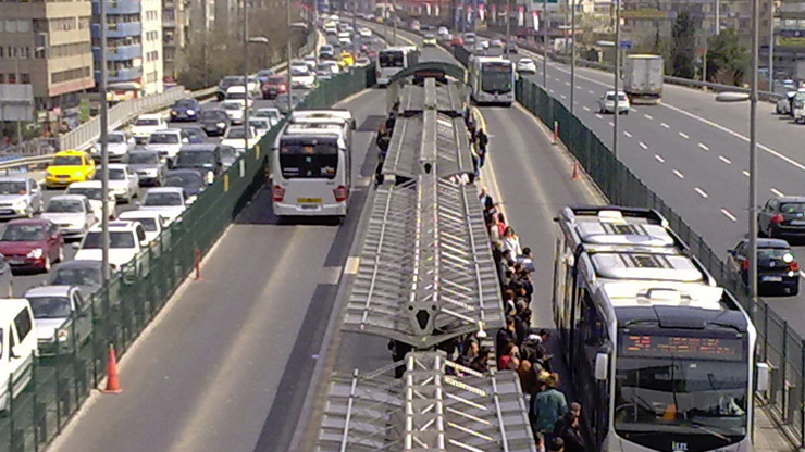 İstanbulda ücretsiz toplu taşıma süresi uzatıldı