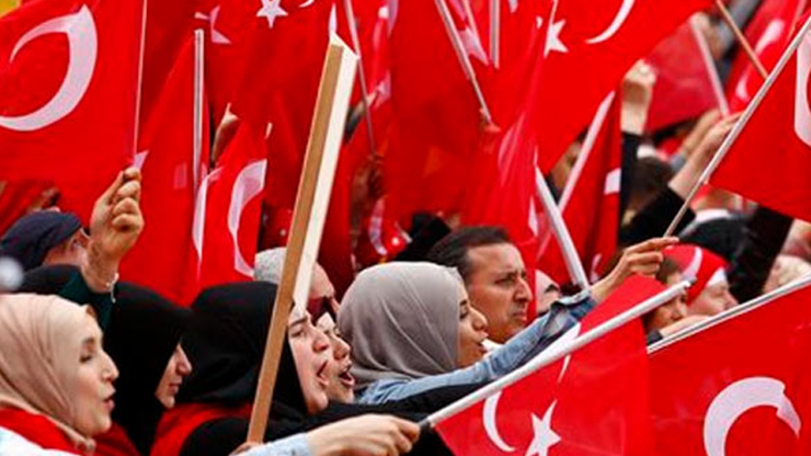 Kölnde darbe karşıtı miting