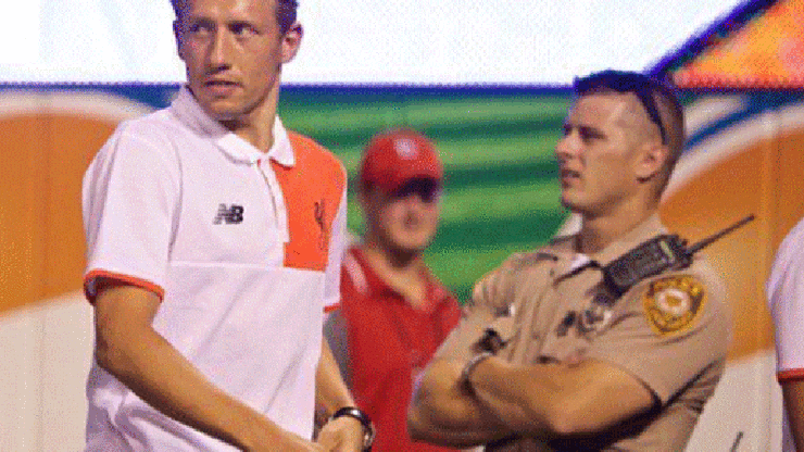 Lucas Leiva oynamadığı maçta kırmızı kart gördü