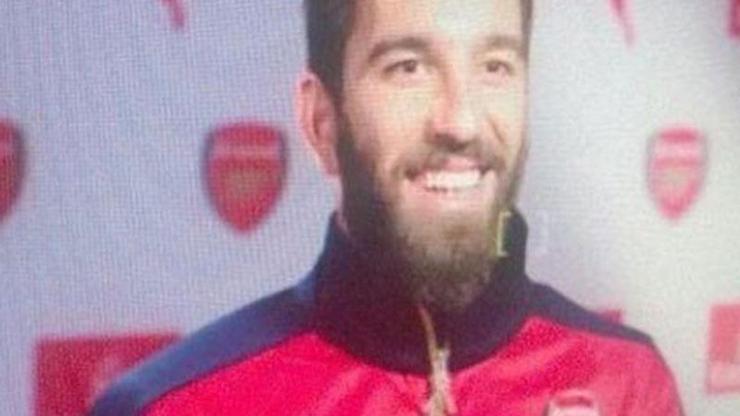 Arda Turana Arsenal forması giydirdiler